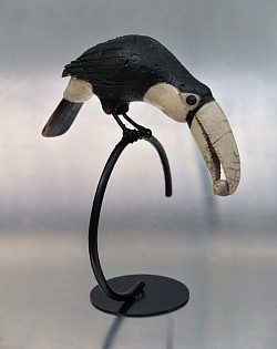 Toucan Raku sur Arc metal noir. H : 30 cm, L : 20 cm