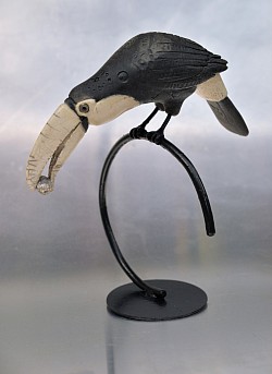 Toucan Raku sur Arc metal noir.